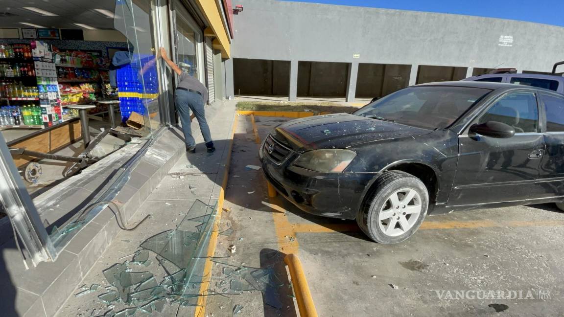 Intenta frenar, derrapa y se estrella contra tienda en la colonia Morelos de Saltillo