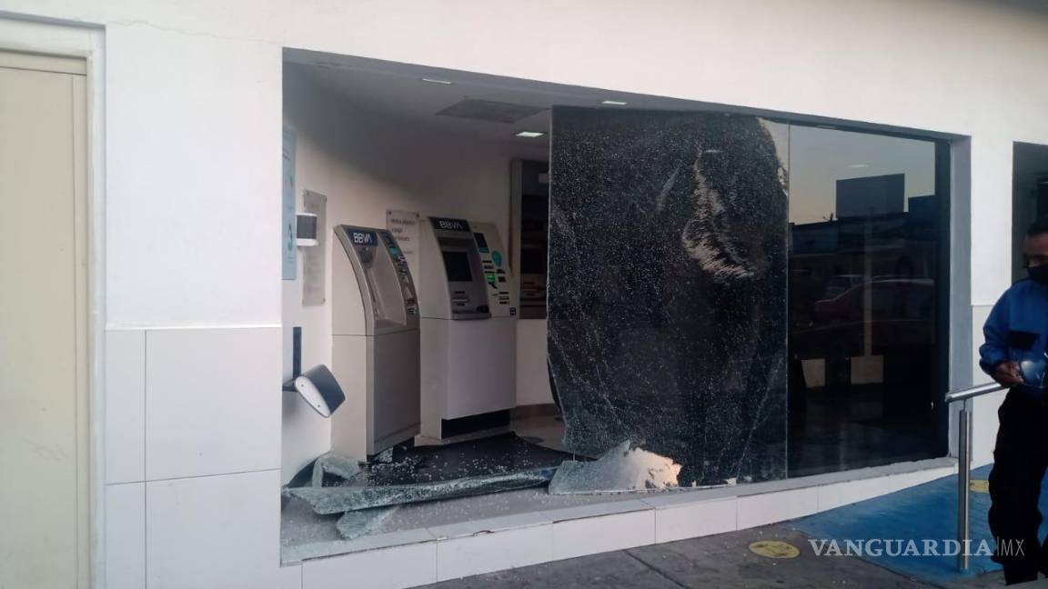 Choca camioneta contra cristales de un banco en Saltillo