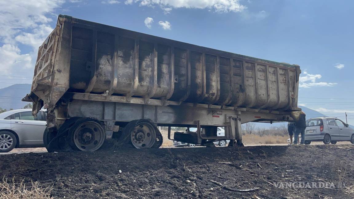 Arde en llamas camión de volteo tras falla mecánica en la Saltillo-Zacatecas