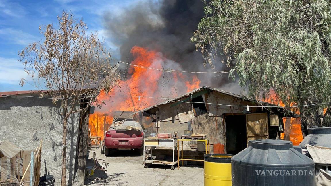 Voraz incendio arrasa con tres tejabanes y animales en Ramos Arizpe