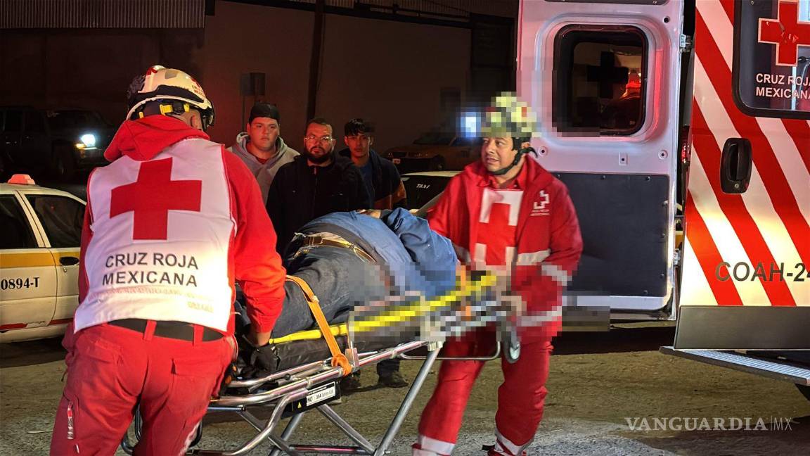 $!Sergio, conductor del vehículo, es auxiliado por socorristas y llevado de urgencia al hospital luego de quedar atrapado tras el impacto.