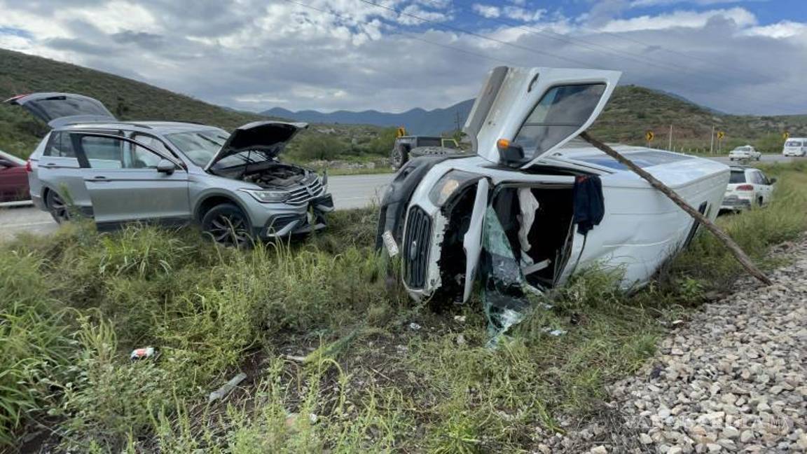 $!La camioneta Volkswagen Tiguan, al borde de caer, y el vagón Ford Transit volcado fuera de la carretera, mostrando ambos evidentes daños tras el choque.