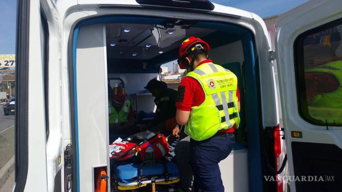 $!Paramédicos atendieron a los lesionados antes de su traslado a un hospital de Saltillo.