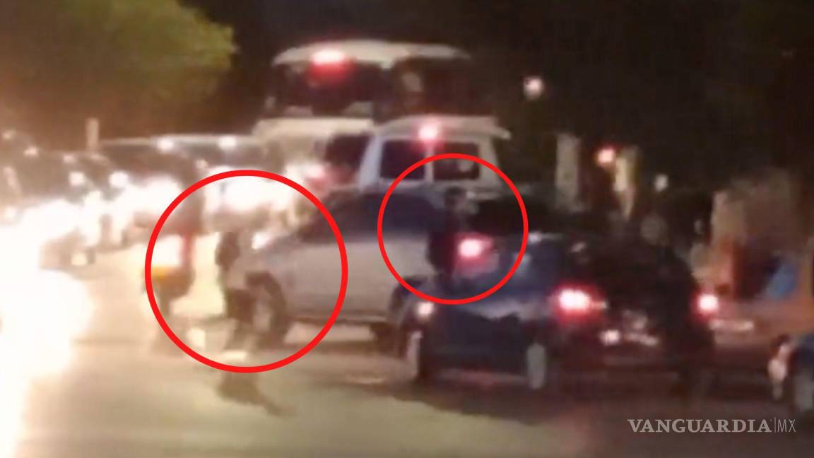 ‘Estudiantes tienen que pasar entre los carros’: video exhibe riesgo afuera de Cobac en Saltillo