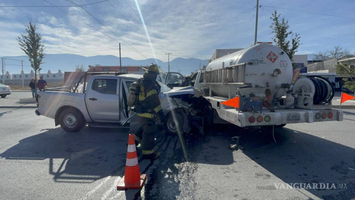 Saltillo: pipa de gas intenta retornar, provoca choque y deja un lesionado