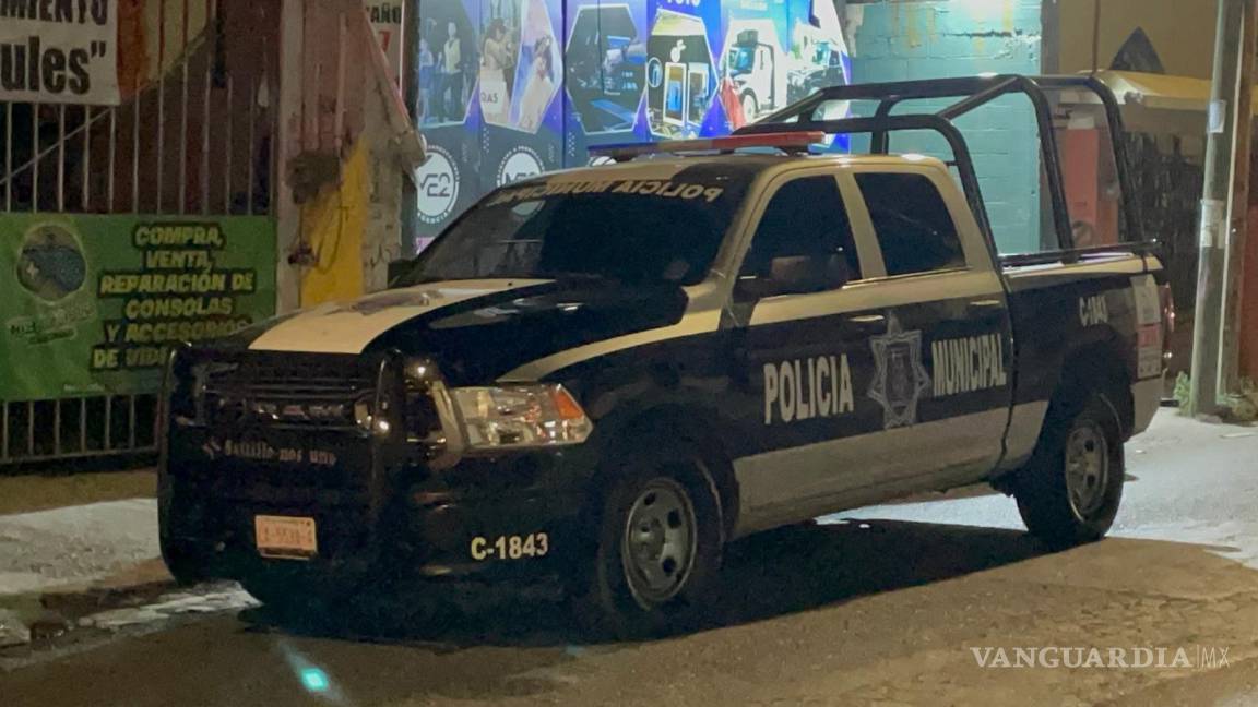 $!El taxista se retiró del lugar, dejando a ambos individuos tras la confrontación.