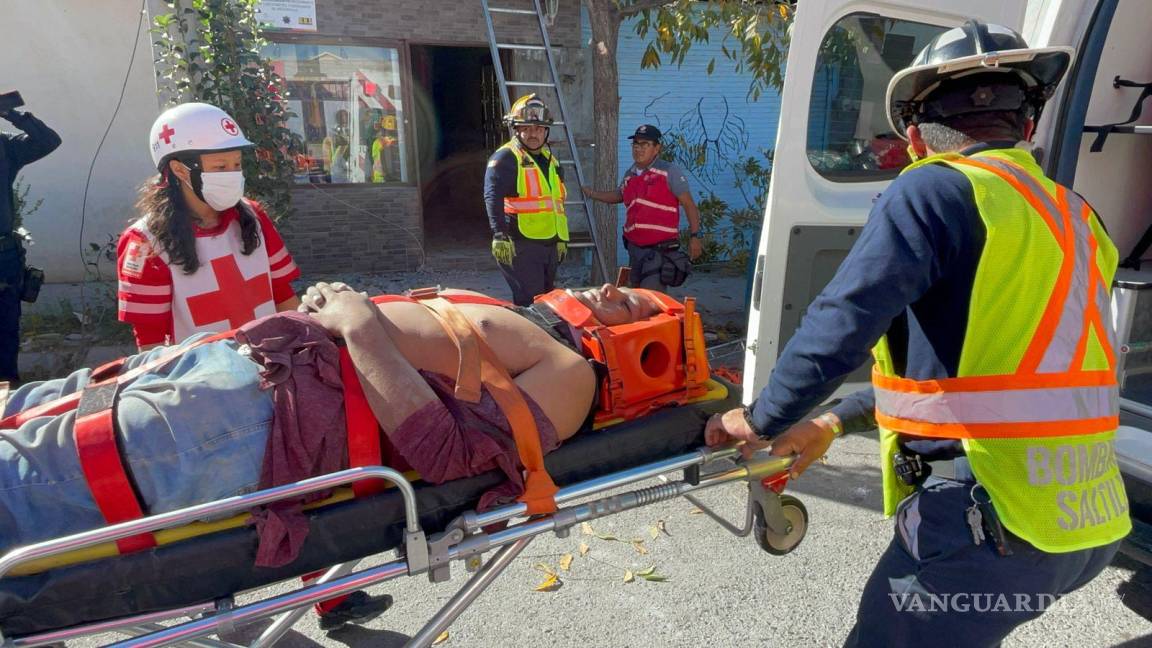 $!Los servicios de emergencia, entre ellos paramédicos de la Cruz Roja, brindan atención al joven albañil luego del accidente en la colonia mencionada.