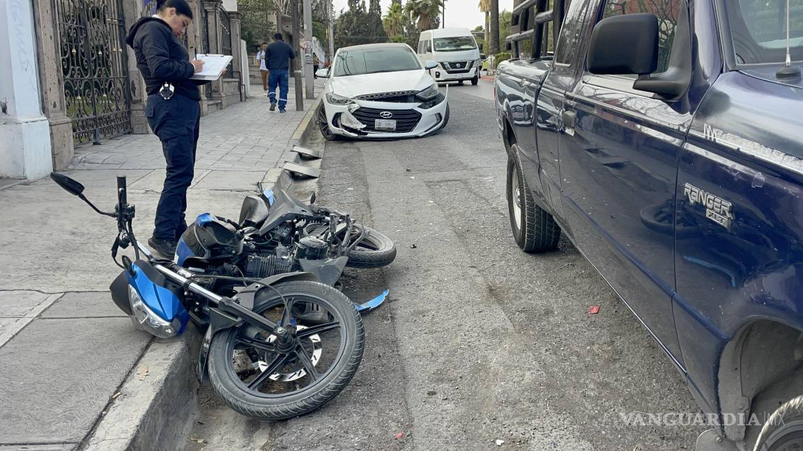 Da vuelta en ‘U’ y se estrella motociclista en el centro de Saltillo; lo manda al hospital