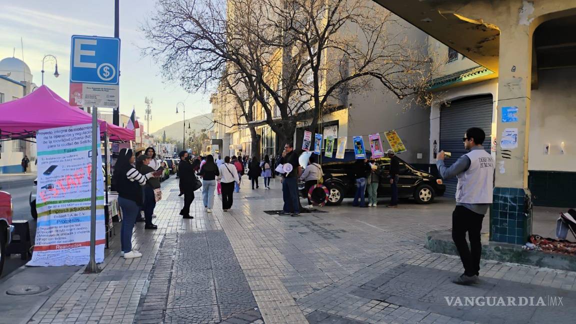 $!Las protestas se centraron en la renovación de unidades y la mejora en la seguridad dentro de las rutas del transporte público de Saltillo.