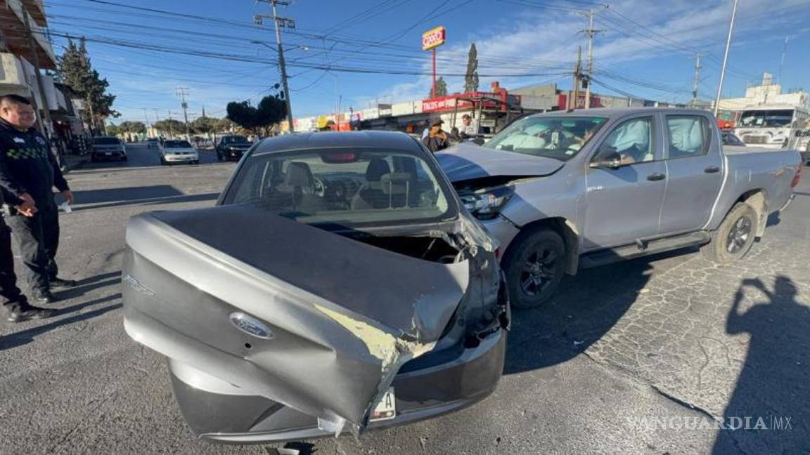 $!La confusión en la luz del semáforo provocó el choque cuando el conductor intentaba incorporarse hacia la colonia 26 de Marzo, al sur de Saltillo.