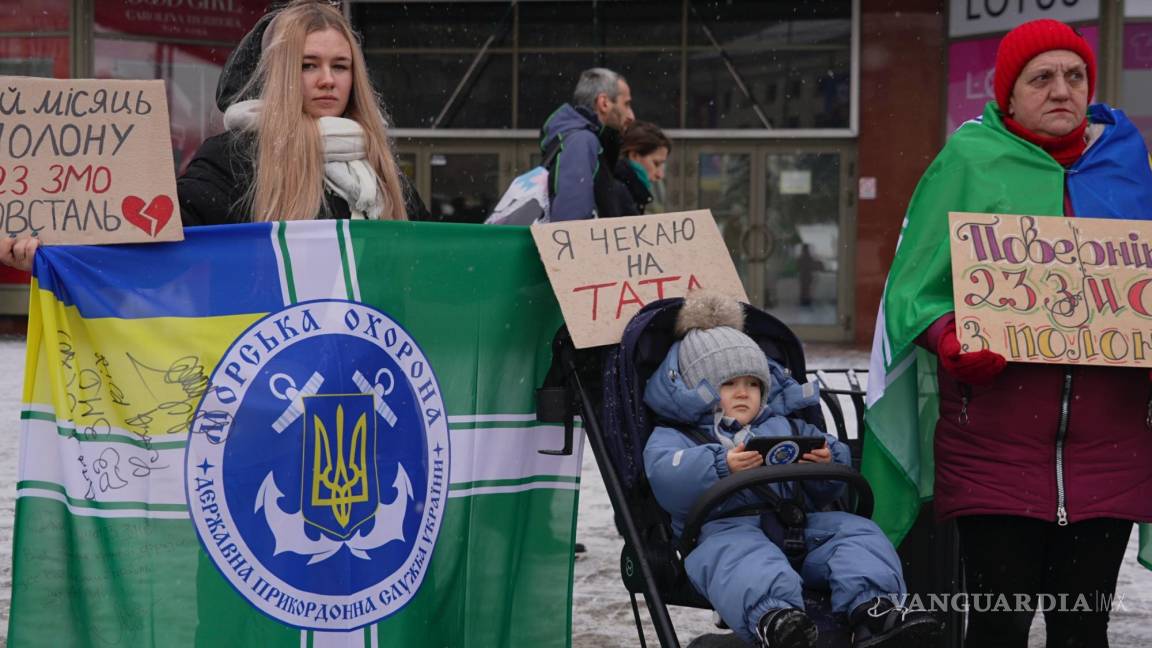$!Kateryna Dmytryk (i) participa en una protesta de familiares de prisioneros de guerra con su hijo Timur, de dos años, en Kiev, Ucrania.