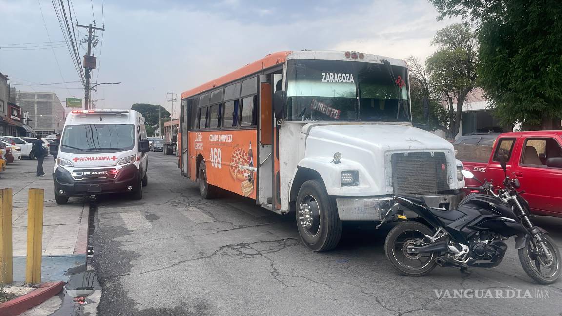 Motociclista de 17 años es embestido por camión urbano en la zona centro de Saltillo