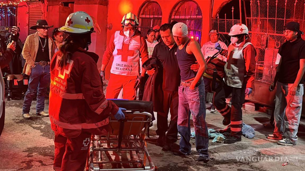 $!Paramédicos de la Cruz Roja brindaron atención prehospitalaria a Francisco Alejandro, de 22 años, tras resultar lesionado en el choque de la motocicleta contra un portón en la colonia Teresitas.