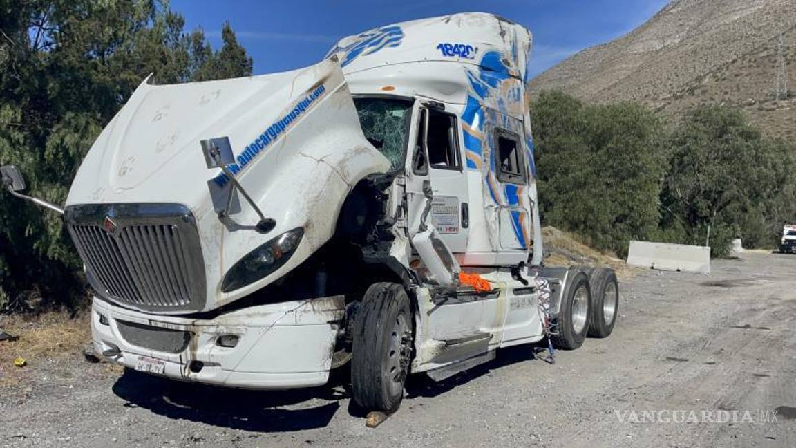 $!Personal de Capufe brindó primeros auxilios al conductor tras el incidente en el tramo Los Chorros.