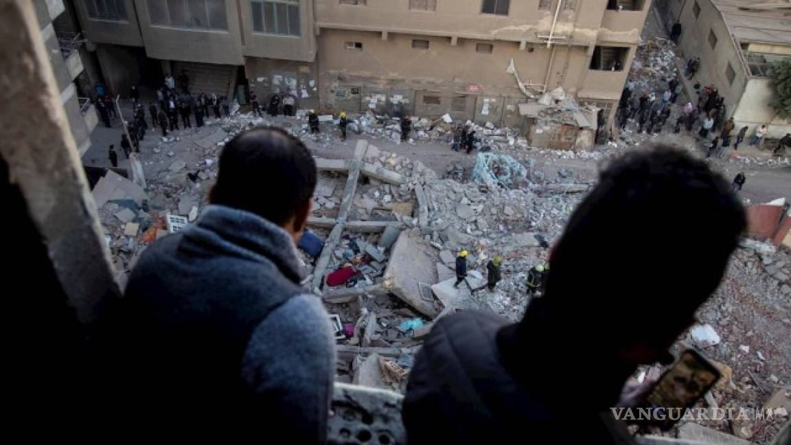 Mueren 23 personas al colapsar edificio en Egipto