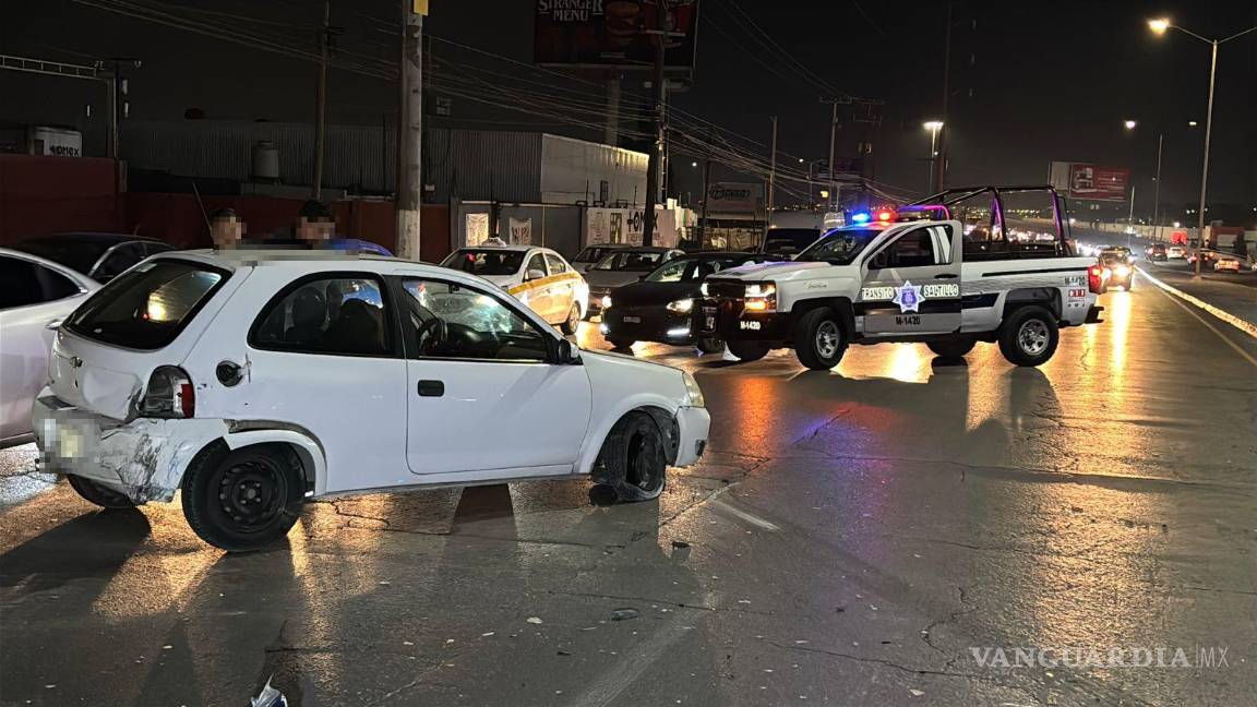 $!El Chevrolet Chevy brincó el camellón central y se impactó contra un Nissan en Saltillo.