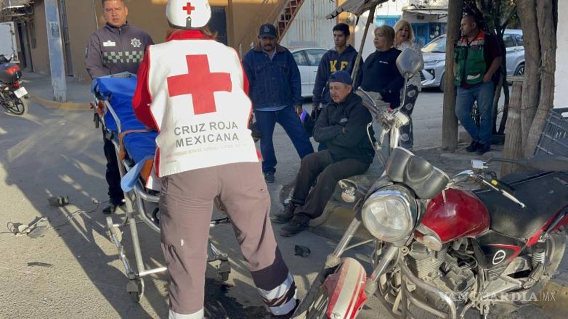 $!José Luis ¨N¨, de 46 años, conductor de la motocicleta, resultó ileso tras el impacto y recibió valoración de paramédicos en el lugar.