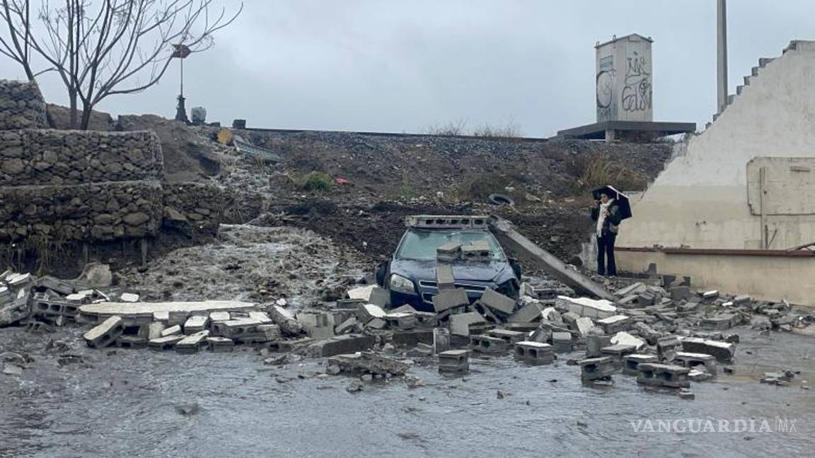 $!Los propietarios del Chevrolet Cavalier rápidamente contactan al 911 después de descubrir que la barda colapsó sobre su auto.