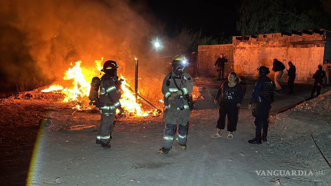$!Elementos municipales evacuaron a vecinos ante el riesgo de propagación del incendio.
