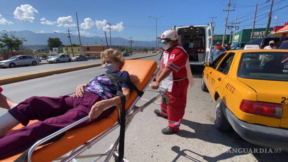 Atropella y lesiona a adulta mayor en un estacionamiento en colonia de Saltillo