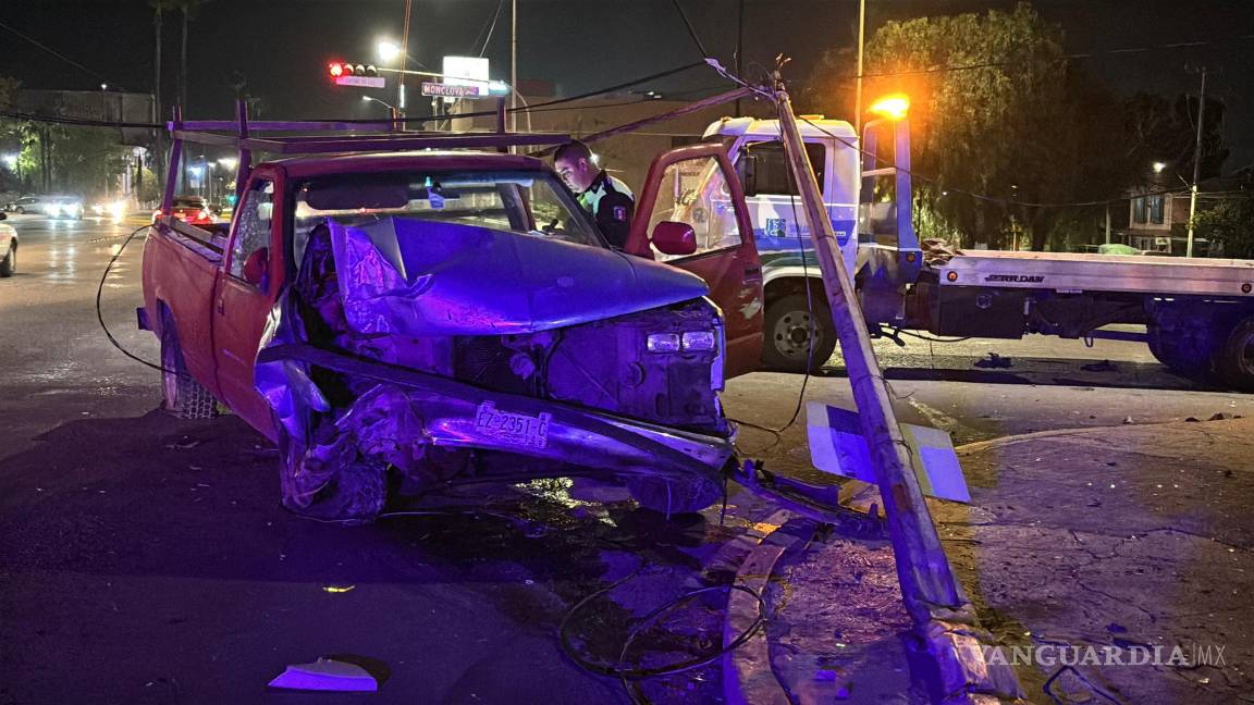 $!Cables de alta tensión quedaron expuestos sobre el pavimento tras el impacto.