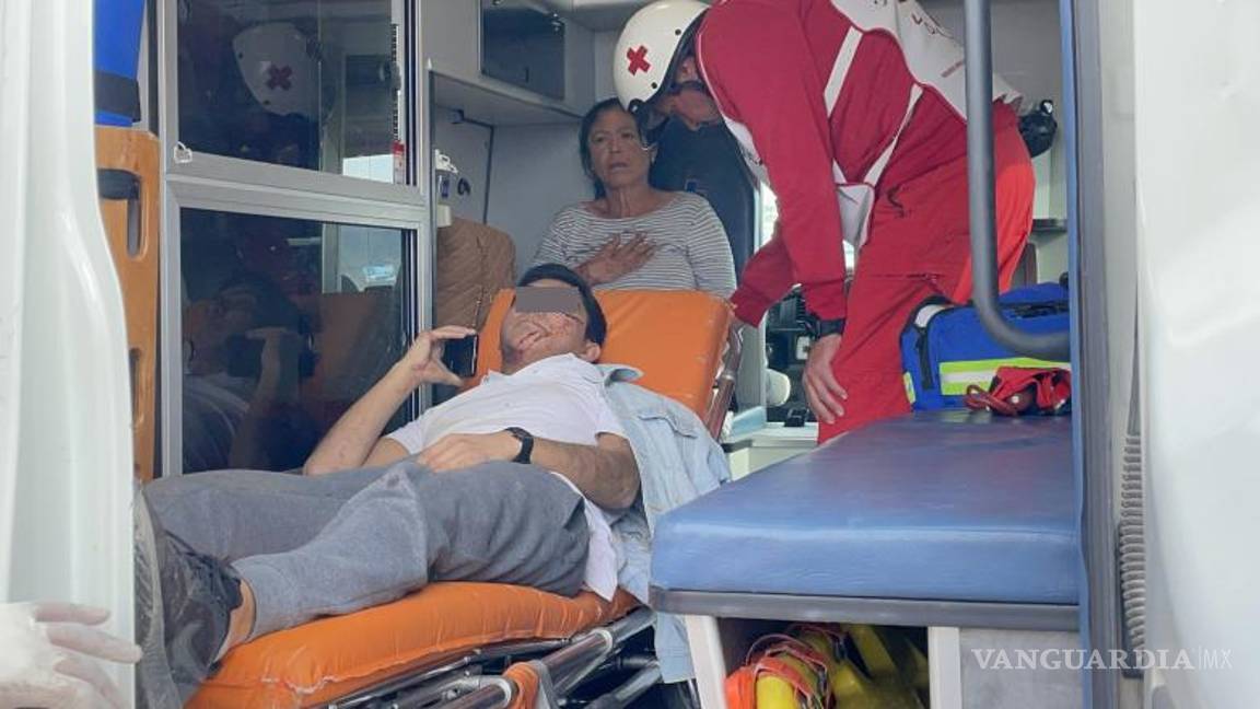 $!Paramédicos de la Secretaría de Salud y de la Cruz Roja atendieron a los afectados en el sitio.