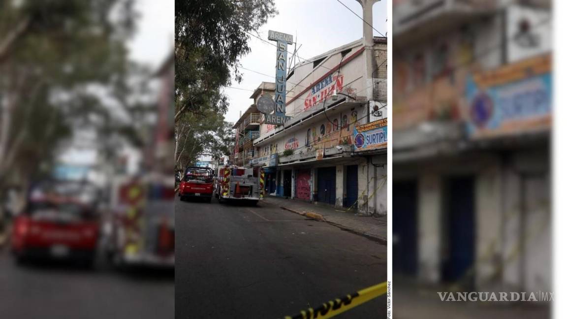 Fallecen dos menores en incendio dentro de arena de lucha libre en Estado de México