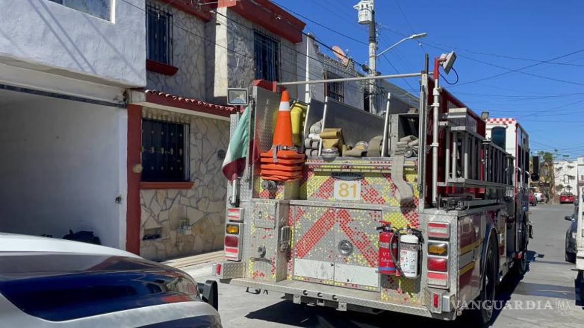 $!Personal de bomberos atiende la emergencia en prolongación Bernardo de Gálvez, donde el joven quedó herido tras la descarga eléctrica.