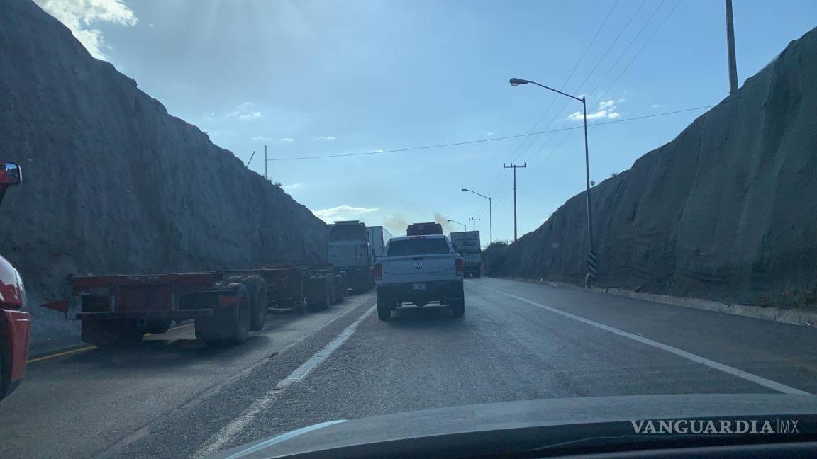 Colisión de tráileres provoca tráfico lento en carretera Mty-Saltillo