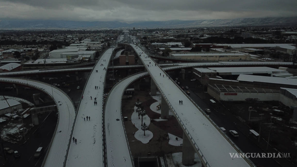 Convierten saltillenses al megadistribuidor vial en gigantesca pista de hielo