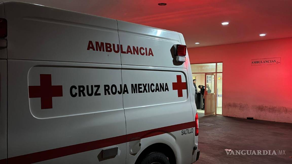 $!Paramédicos de la Cruz Roja brindaron los primeros auxilios y trasladaron a los lesionados al hospital.