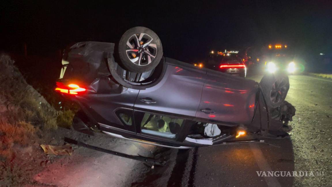 Se atraviesa sin precaución y provoca aparatosa volcadura, en la carretera Torreón-Saltillo