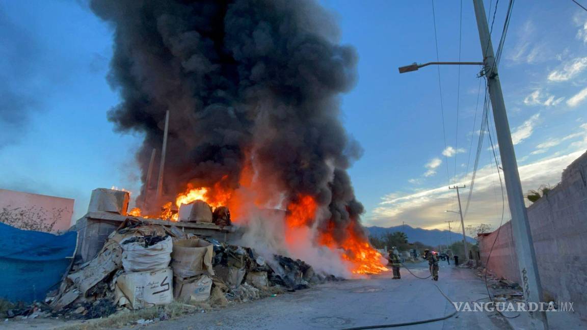 $!El personal de bomberos trabaja intensamente en la zona del incendio en el camino a los Ramones.