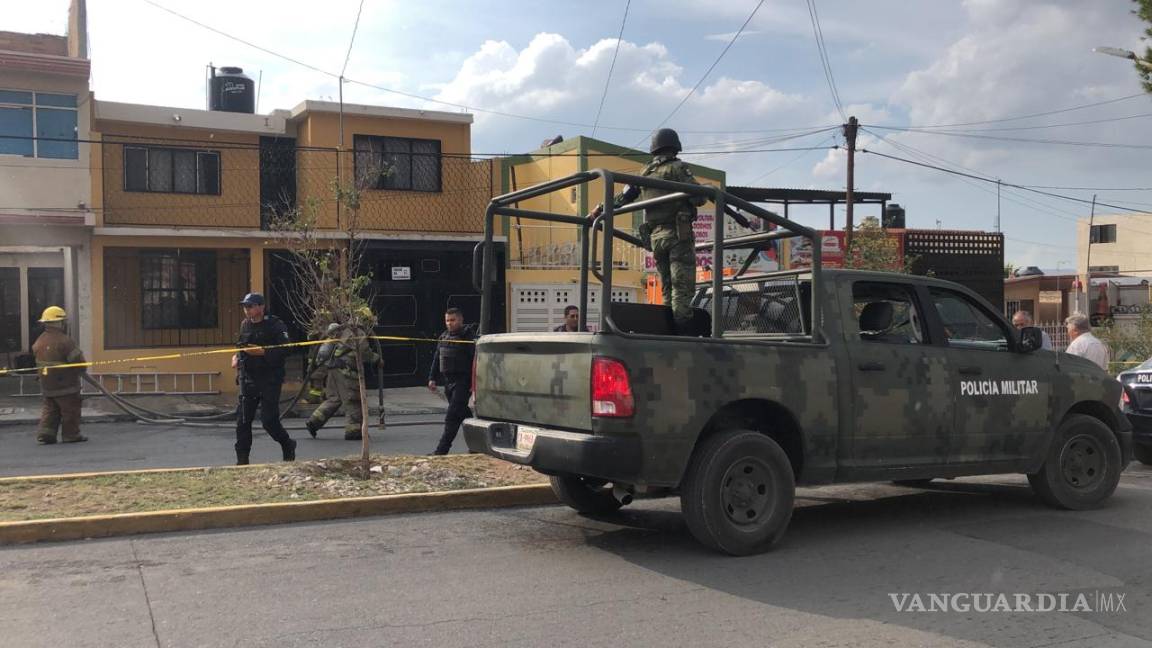 $!Policías de Saltillo salvan a hombre de la tercera edad en incendio