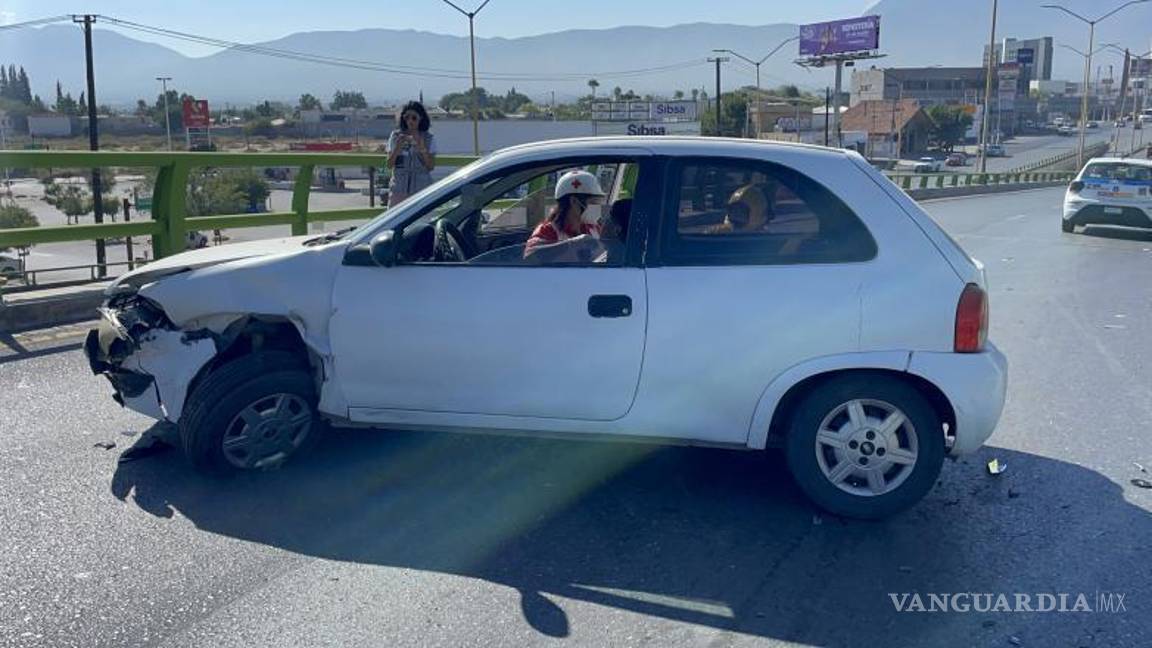 $!El vehículo de José Luis “N”, de 23 años, tras no ver el auto detenido y impactarlo, quedó atravesado en la vía del puente.