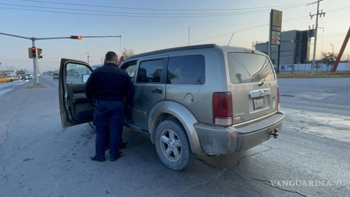 $!El hombre aseguró que estaba cansado, pero la evidencia en el vehículo reveló posible consumo de alcohol.