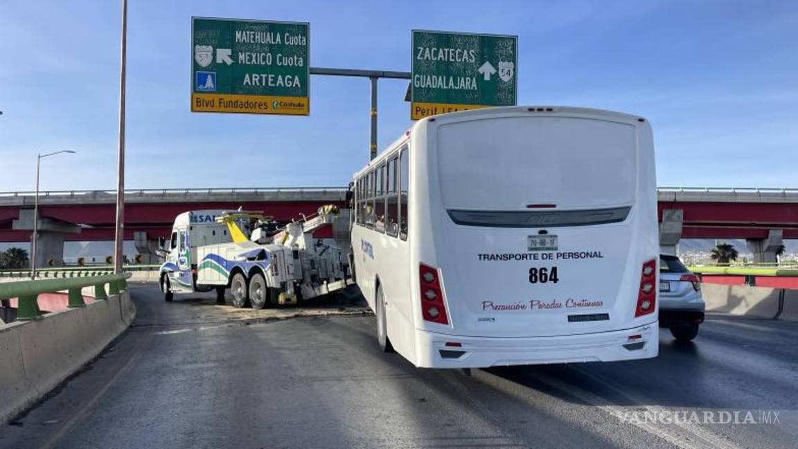 $!La grúa trabajó por varios minutos para retirar el camión y restablecer la circulación.