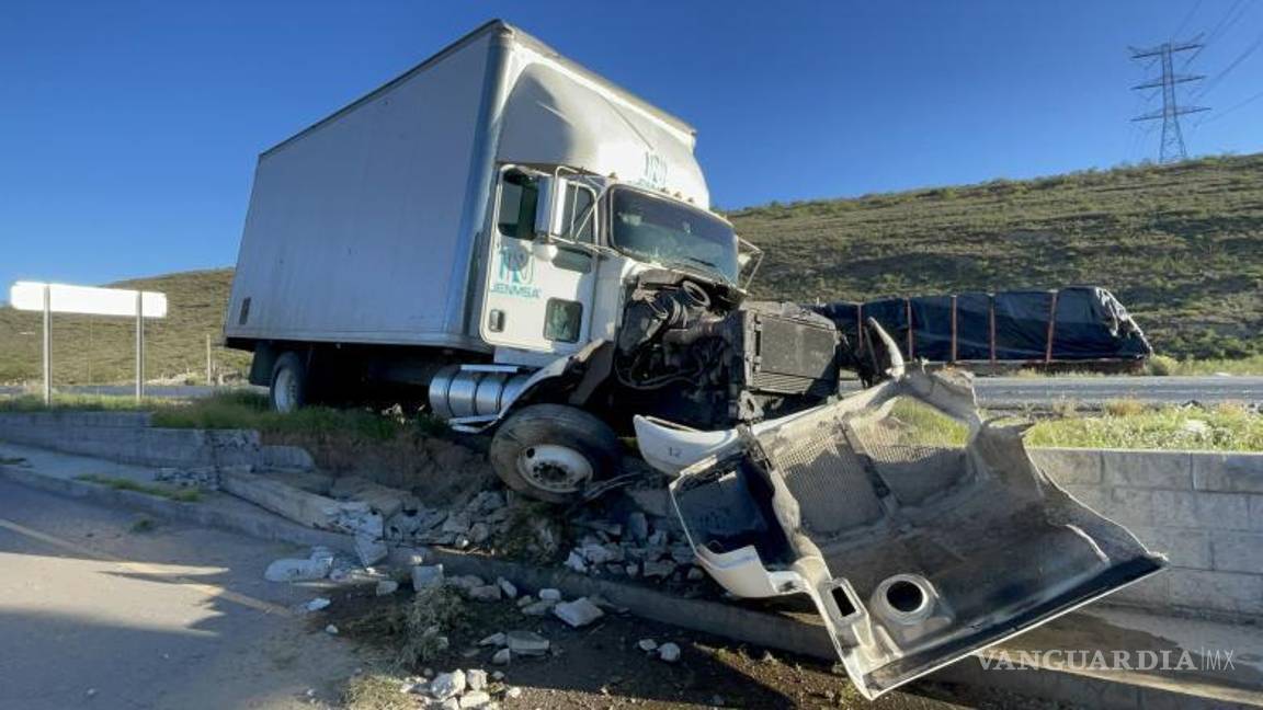 $!El operador del tráiler resultó ileso y permaneció en el lugar para rendir su declaración.