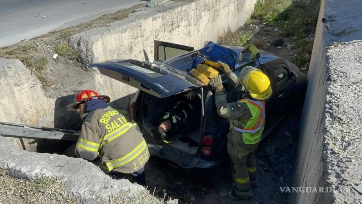 $!Los bomberos atendieron a los lesionados, proporcionando ayuda tras el accidente.