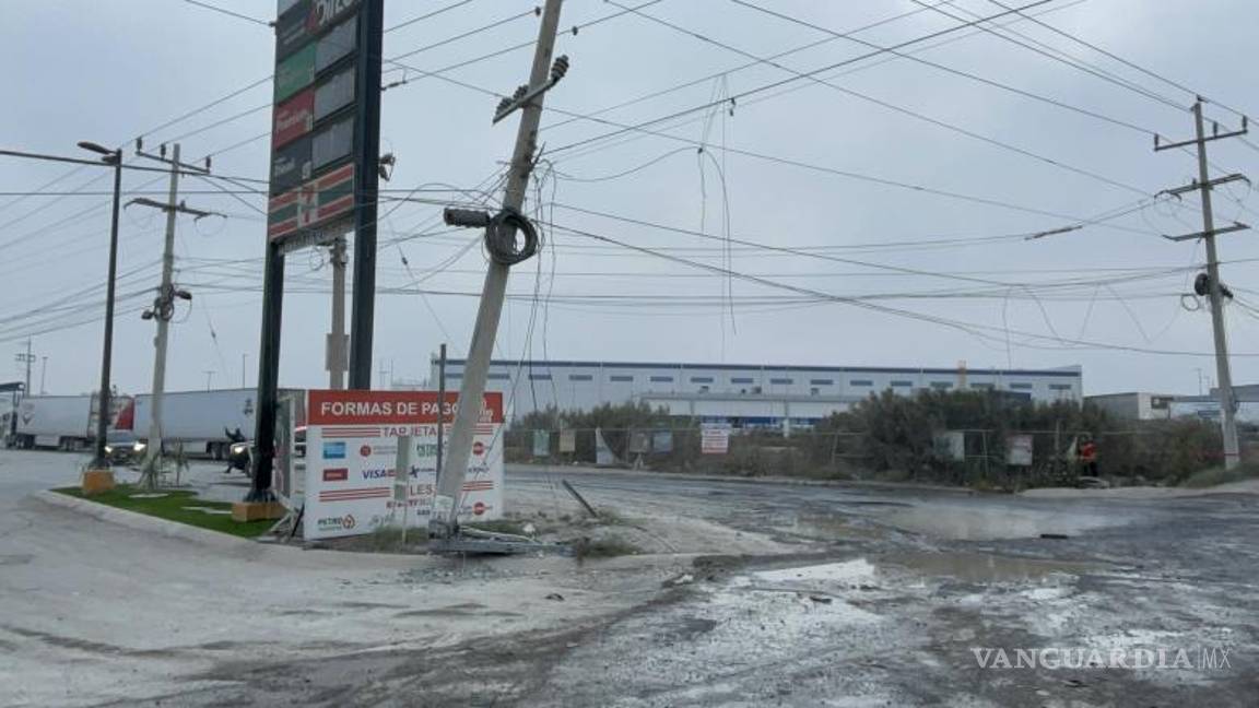 $!El derribo del poste en el libramiento Oscar Flores Tapia dejó sin energía eléctrica a la zona.