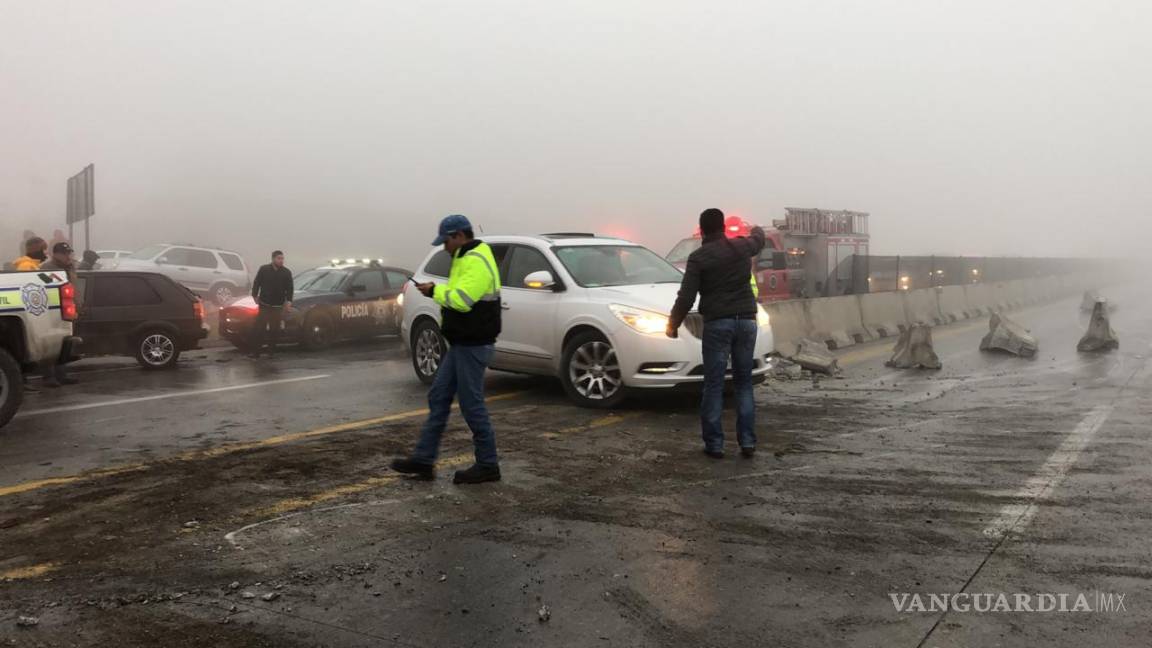 $!Dos muertos y 50 autos destrozados, saldo de megacarambola en la carretera Saltillo-Monterrey