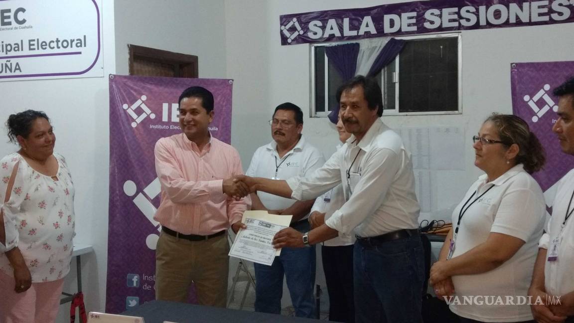 Recibe constancia de mayoría candidato a la alcaldía de Acuña