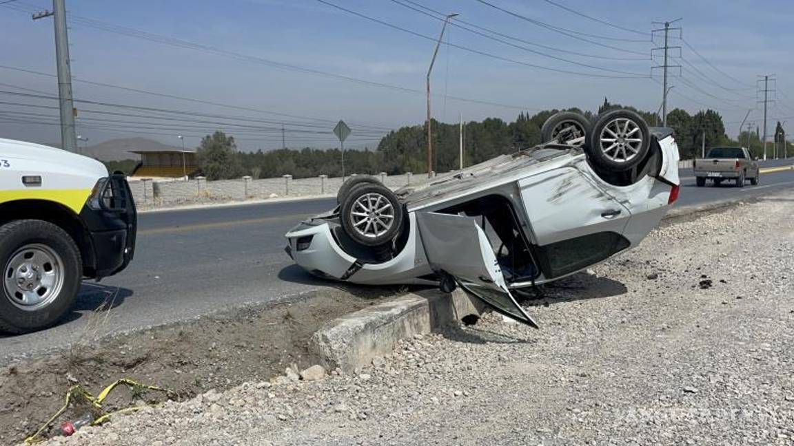 $!El accidente ocurrió en el entronque de la carretera a Zacatecas, donde el conductor de la camioneta intentó realizar un giro en “U”.
