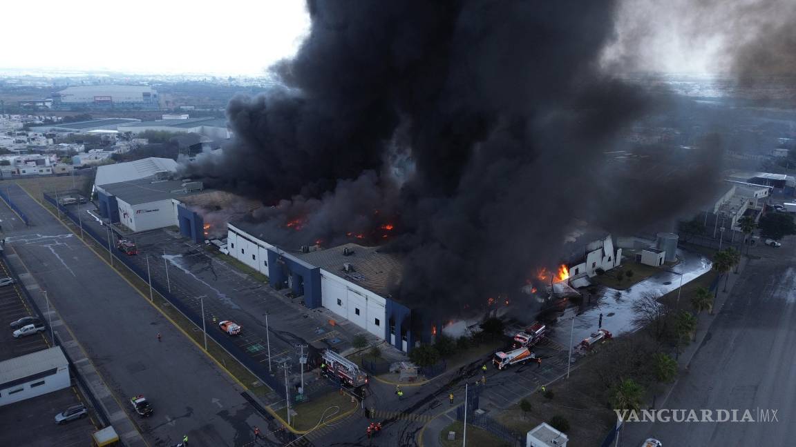 Evacuan a 102 personas por incendio en fábrica en Nuevo León