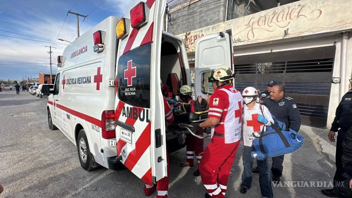 $!El herido amenazó a policías y socorristas con el machete y cuchillo con el que se causaba heridas en el cuello.