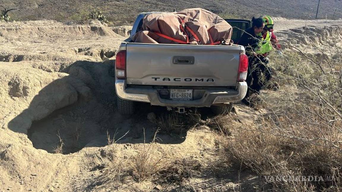 $!Paramédicos del Cuerpo de Bomberos atendieron en el lugar a una mujer lesionada tras el impacto.