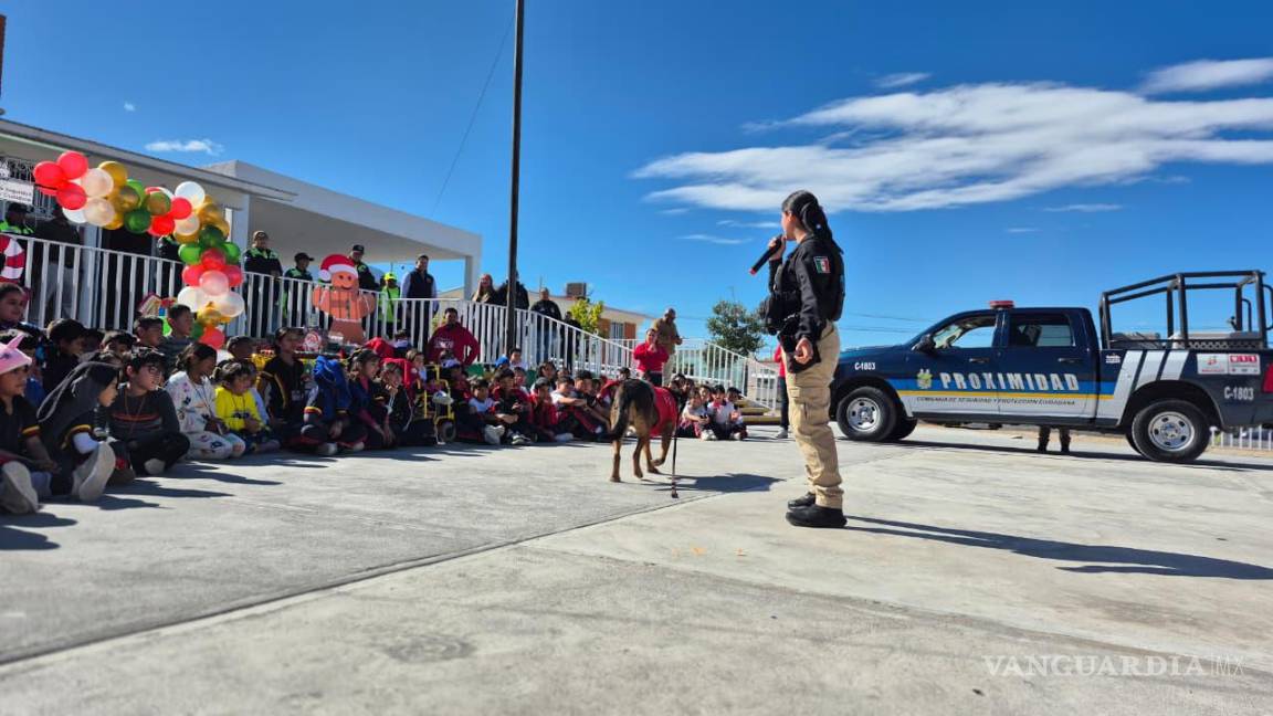 $!Elementos de la Policía de Saltillo convivieron con alumnas y alumnos de la Primaria Isidro Degollado durante una posada navideña.