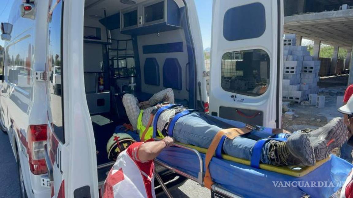 $!La Cruz Roja movilizó ambulancias y un camión de rescate para atender la emergencia registrada en una construcción ubicada sobre el bulevar Adrián Muguerza.