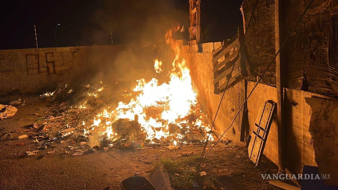 $!El terreno baldío donde comenzó el incendio es conocido por ser un punto de reunión para personas con comportamientos problemáticos.