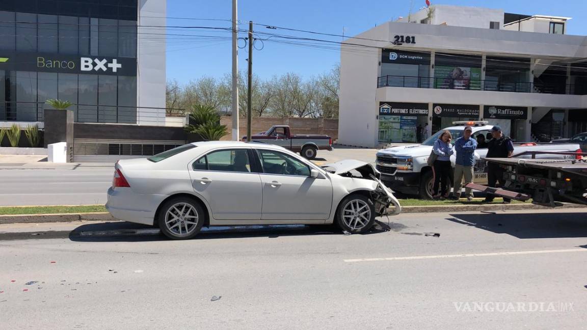$!Aparatoso accidente en Colosio: auto impacta y se proyecta sobre jardinera en Saltillo